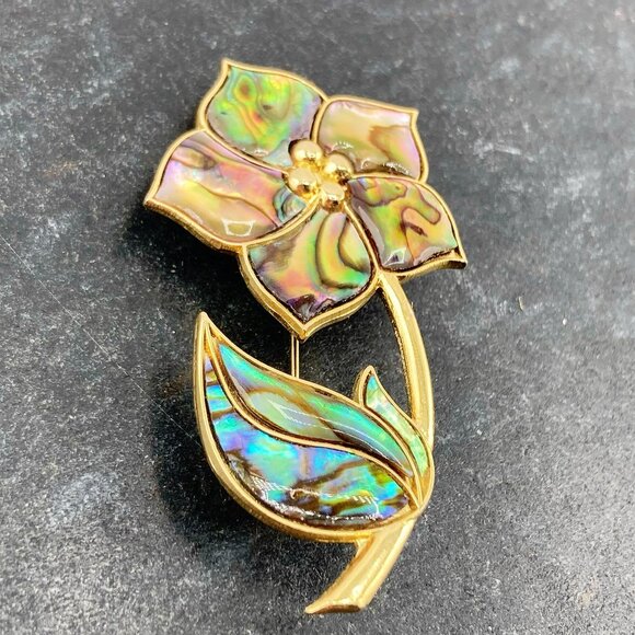 NURI Vintage real abalone shell and gold tone metal flower brooch ~ Signed pin - Picture 4 of 10